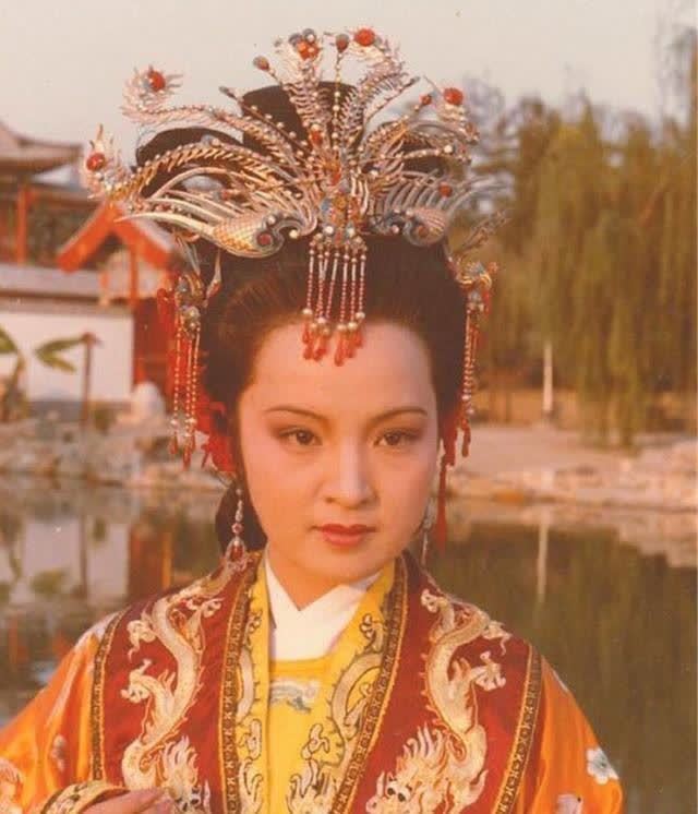 贾宝玉|贾元春为何进宫多年都默默无闻,而在死去的前三年却突然被封妃