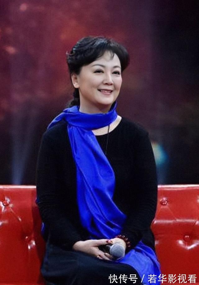 纯色 赵静过了60岁也是很有姿色的奶奶,穿黑裙披金色围巾,丰润高贵