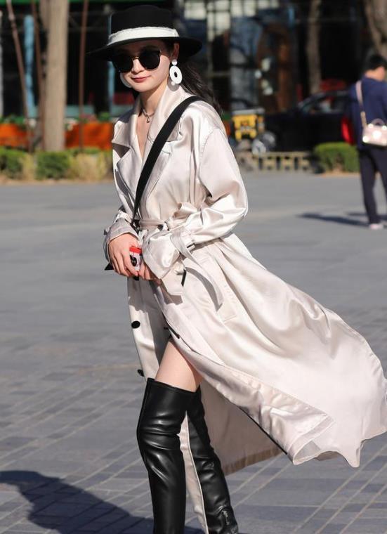 街拍:身穿吊带白裙美女,笑容甜美,把人的心都快融化了