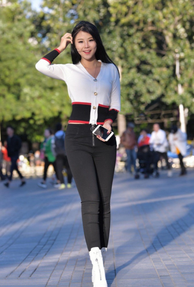 气质女生的休闲装，打底裤搭V领开衫，展现出外在美