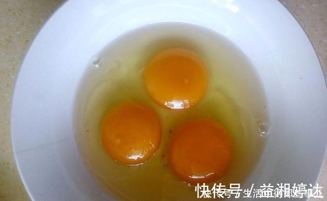 鸡蛋|炒鸡蛋时,不要直接下锅炒,记得加点它,鸡蛋更鲜更嫩