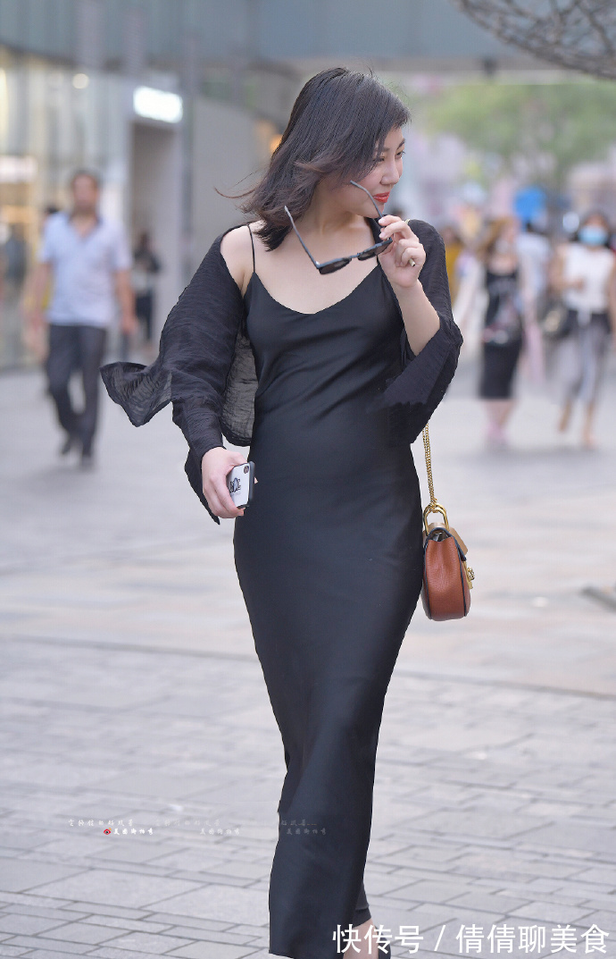 街拍|小姐姐街拍黑色吊带修身连衣裙搭配细高跟，展现优雅女人味