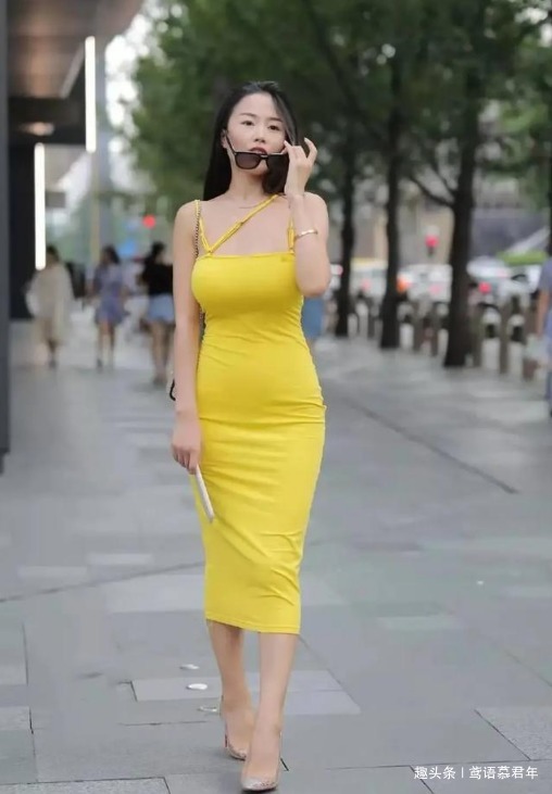 穿搭 “葫芦”身材的连衣裙美女,“燃爆”整个街头的气氛!