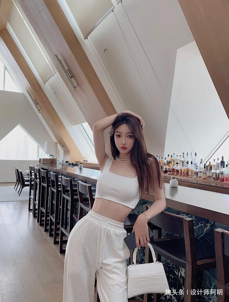 一字领 一字领性感背心如何穿搭搭配这样一条休闲裤,秀出你的S形曲线