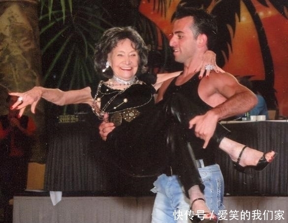 电影公司|101岁印度美人,练瑜伽90年,和小70岁男伴翩翩起舞,像少女