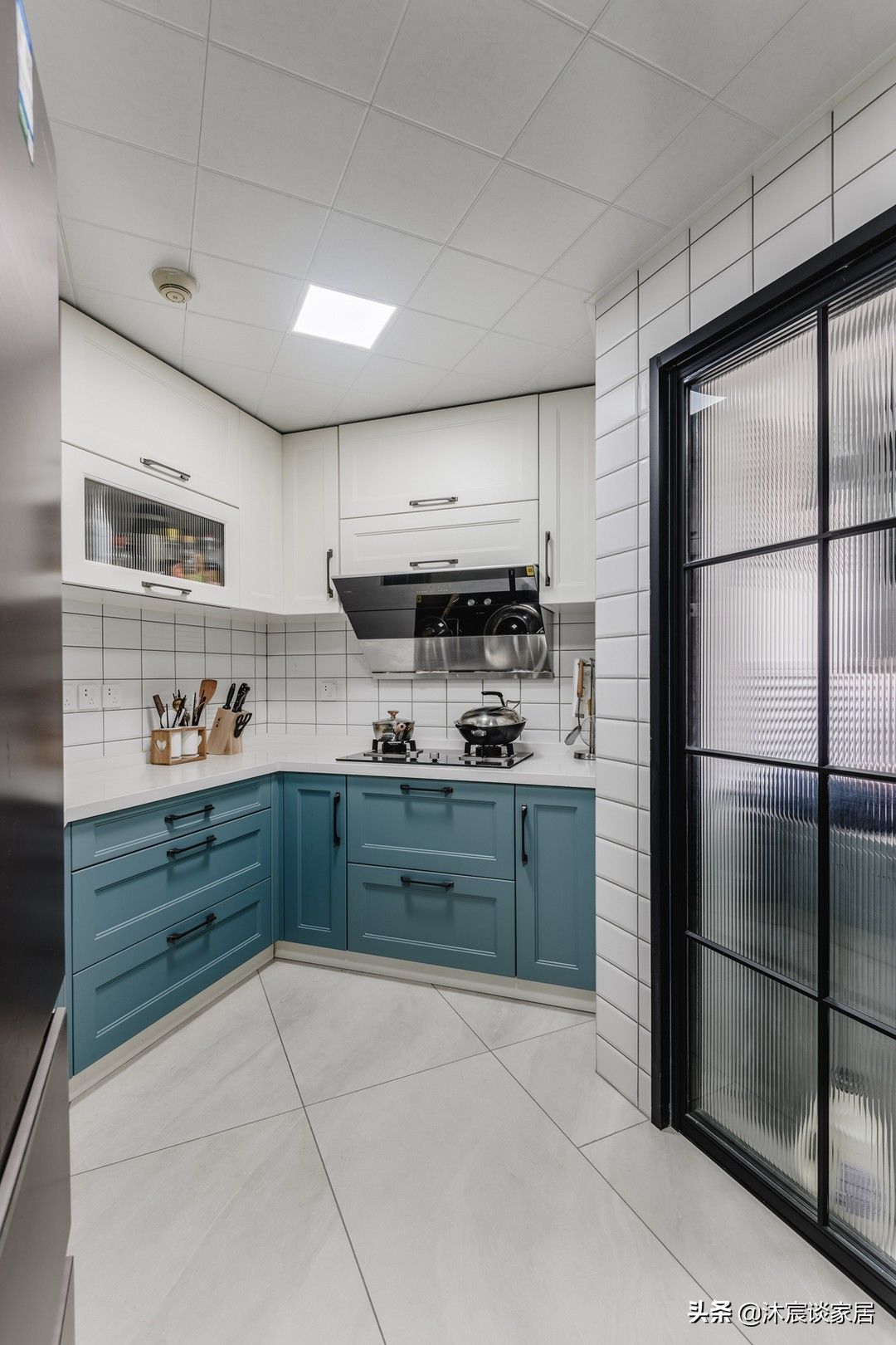 卧室|她家看着平淡，但简洁清爽，用窗帘隔出一间卧室，温馨且幸福