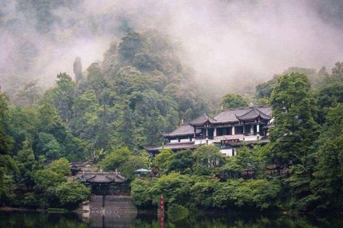 四川的这处景点很适合带父母前去，即可烧香礼佛，还很养生