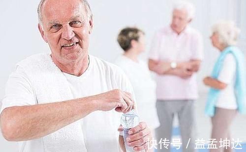 长寿老人|人过50岁后,长寿秘诀不是运动和喝水,可能是长期坚持做一件事