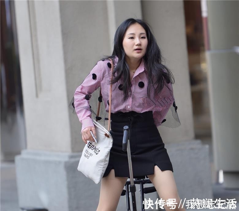 小白靴|街拍辣妈刚买一个儿童车，自己拿来骑了！