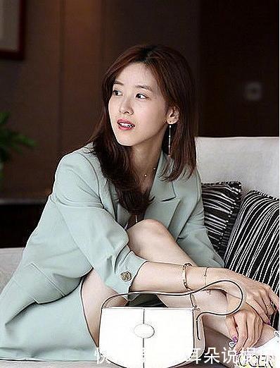 梅根|39岁梅根与小12岁章泽天真默契,同款卡地亚手镯美出不同气质