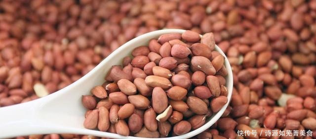 炒花生,洗净后一定要擦干,花生米会更加酥脆美味,放1周都不潮