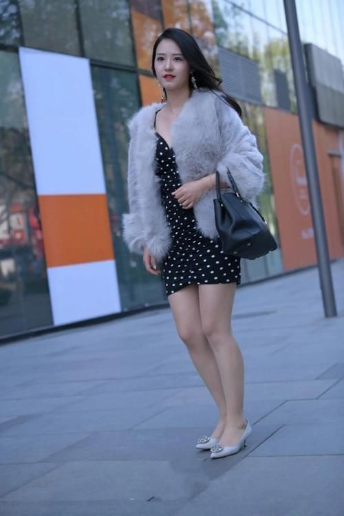 毛皮|美女穿搭：毛皮外套搭配波点裙， 高贵时髦又显白