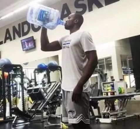 伊巴卡|NBA球星喝水都是與眾不同，伊巴卡豪放 詹姆斯最有神秘感