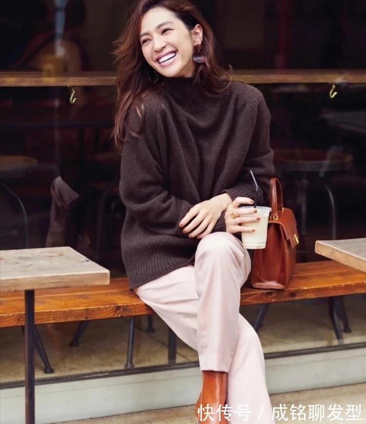 棕色|女人不管年龄多大别总穿黑色,换成这四种颜色试试,很时髦很吸睛