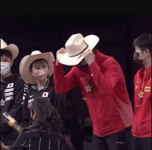 孫穎莎|笑噴！王楚欽頒獎時慶祝大頭戴上牛仔帽，孫穎莎早田希娜左右壞笑