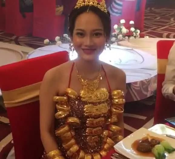 “炫富新娘”走红网络，嫁给金钱的样子，来自普通人的伤