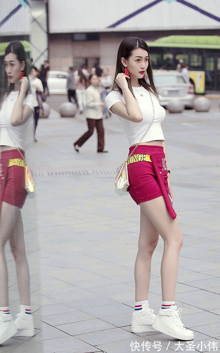 时尚|美女街拍:美女穿搭修身的白色上衣,搭配红色的印字母裤子,整体很清爽时尚