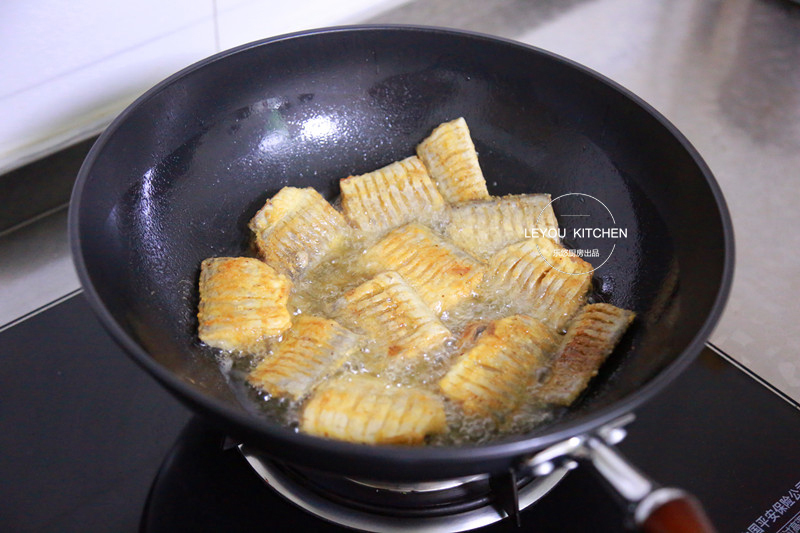煎带鱼的一些小妙招,做着更简单,外酥里嫩,香味可以飘到隔壁