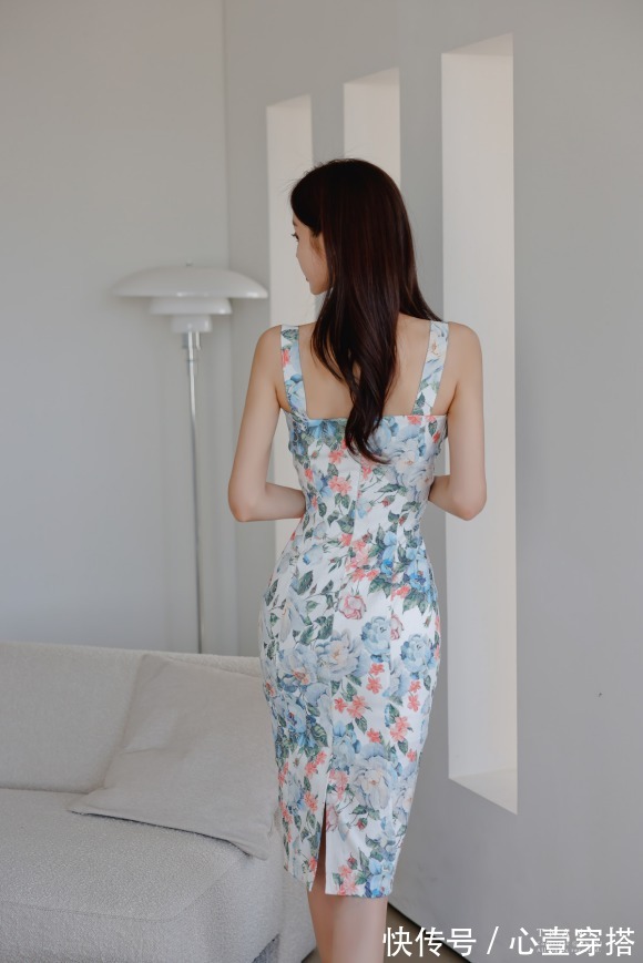 孙允珠|女神孙允珠高清时尚搭配：高贵文雅杜乐丽水彩花簇衣裙