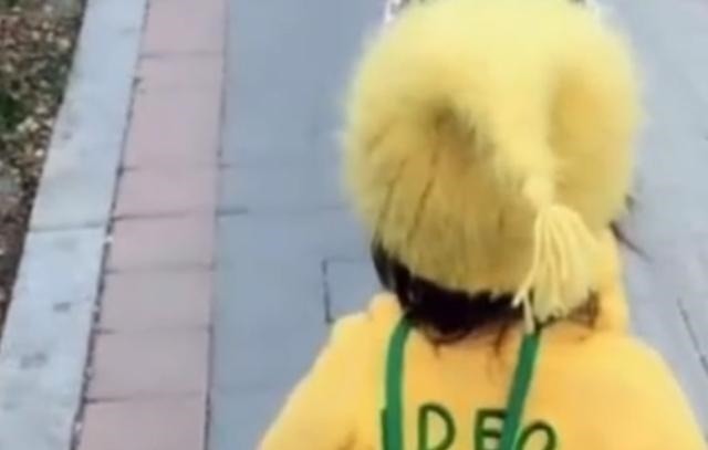 亲爸|亲爸给娃“故意”把衣服穿反,妈妈正要发火,等娃转身却逗笑众人