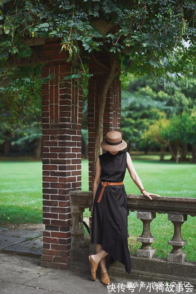 轻奢风 女人过了40岁尽量不要穿T恤配阔腿裤,学三木妈妈这样穿,真气质