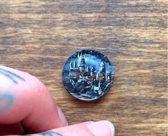 真美艺术家耗时40天,在小小的硬币上,画出了大千世界