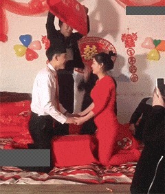 |搞笑GIF：妹子脱个衣服都这么的豪爽，一看就是性情中人啊