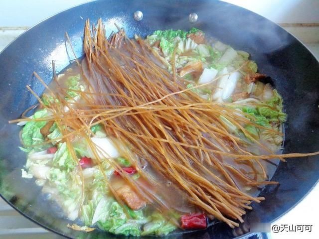 看我家下雨天午餐吃的啥?白菜粉条炖肉,好吃又暖和