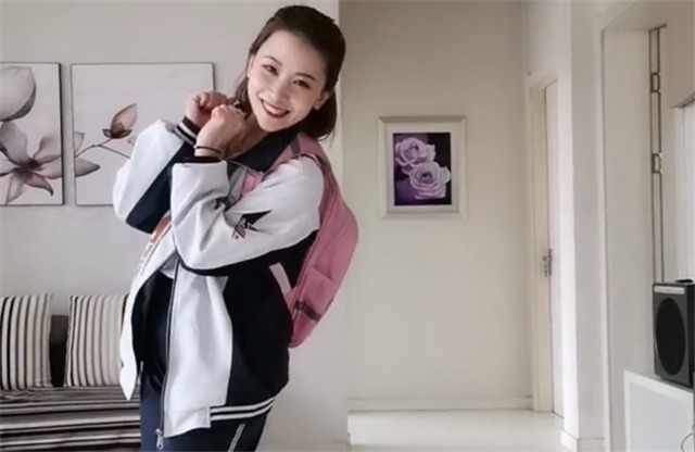 衣服|二胎妈妈穿孩子们的衣服，显得活力满满，网友：宝妈好年轻