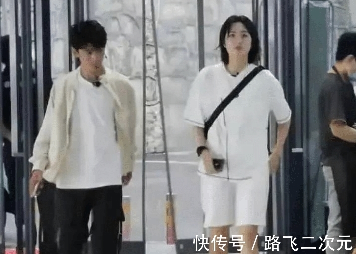 路透|丁真与周也采购后,又被拍到与姚安娜逛超市,两人体型差以为看错