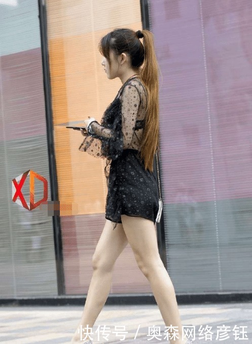 黑纱连体服|街拍:美女的背后风光,确实很迷人