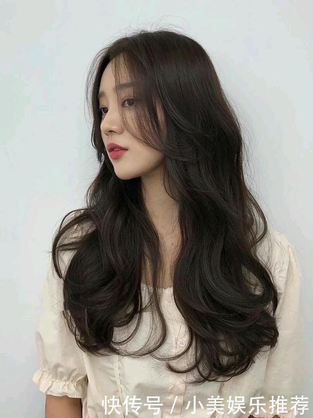秋冬和“卷发”更配,不仅有女人味,还很显脸小