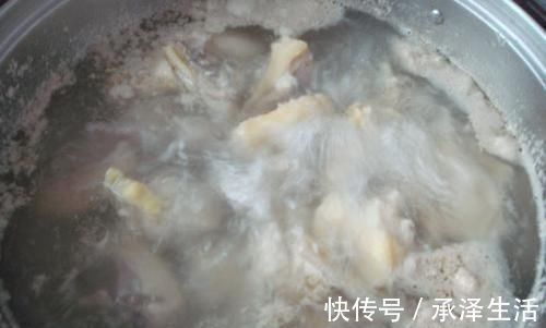鸡肉|炖鸡时的浮沫是精华还是垃圾?很多人明白后,大呼白炖了30年的鸡