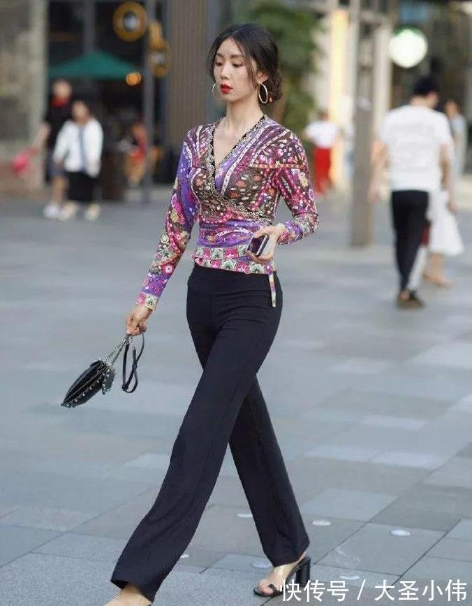 美女街拍:小姐姐有点胖,她的腿因逛街而痛痛,我真的很想去给她揉一揉