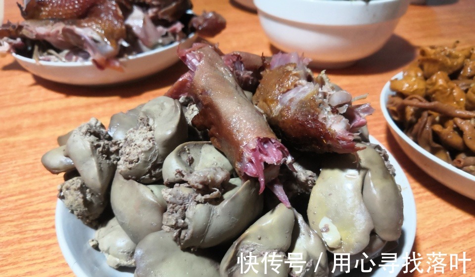 宝妈|一家三口自驾回内蒙,第一餐8道菜,朋友可不敢吃,怕胖!