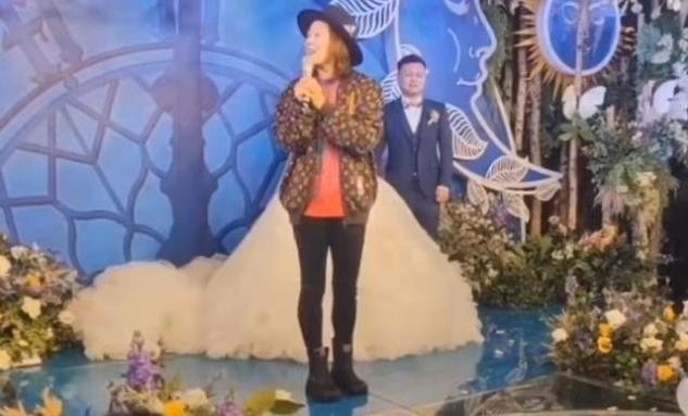 马丁靴 孙悦出席侄子婚礼,穿4万外套似土豪太太,变成主角太抢新娘风头