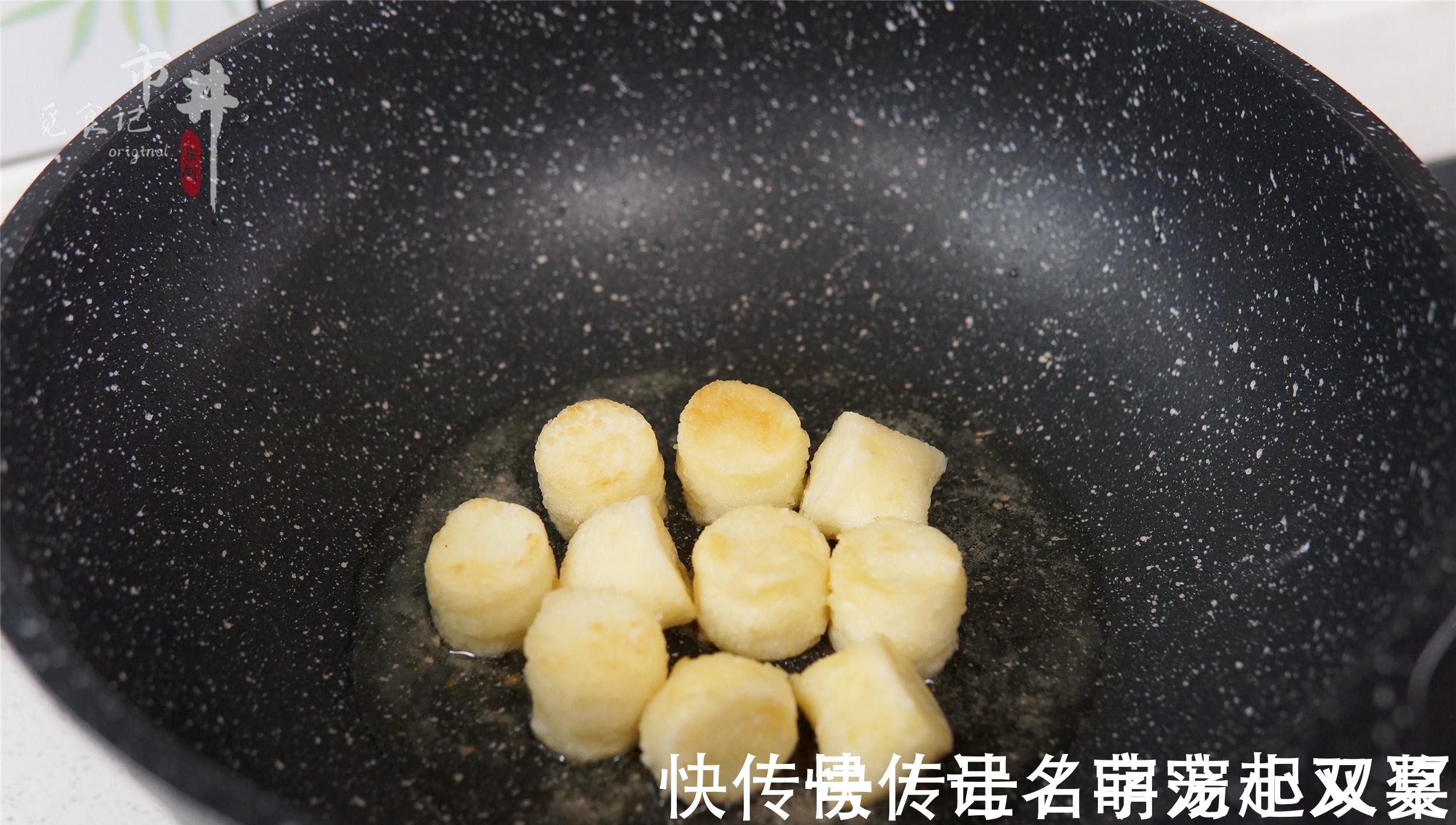 它和金针菇是“黄金搭档”，天冷焖一锅，5元成本，吃到汤汁不剩