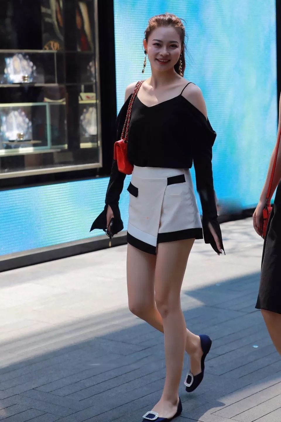 外套|小姐姐连衣裙搭配上一件长款外套,尽显女神的风采,实在是迷人