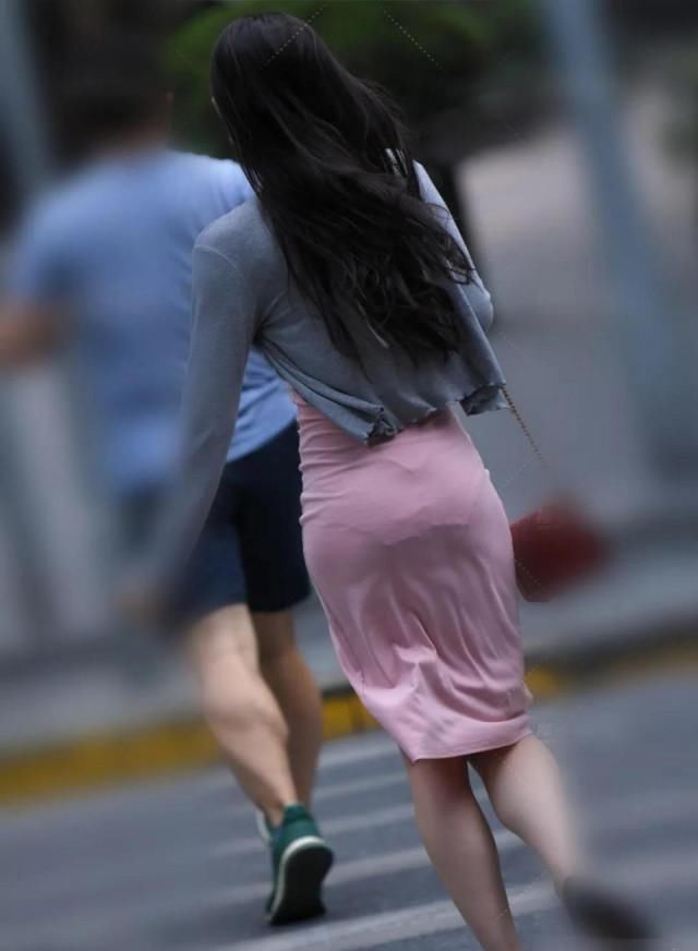 一条“普通的”粉色吊带裙,却“遮不住”你的美丽