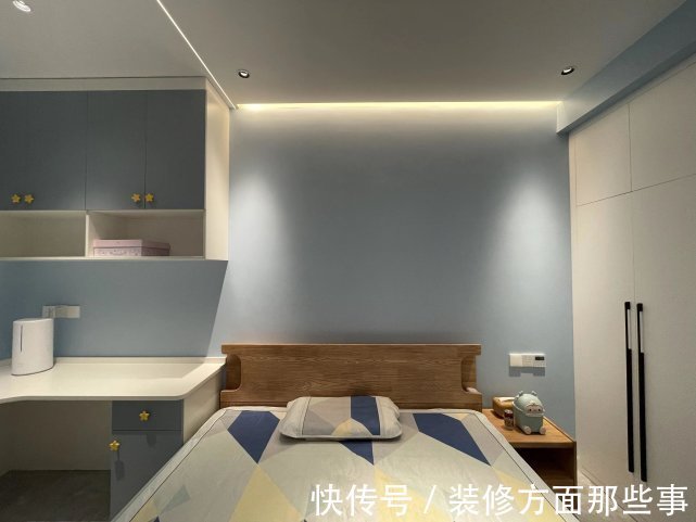 灯光|104平四口之家,客厅激光投影太过瘾,整柜的手办太壮观