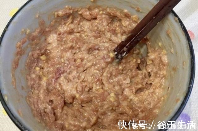 鸡精|怎么调饺子馅不干巴，还能鲜美嫩滑大厨教你一招，就是这么简单