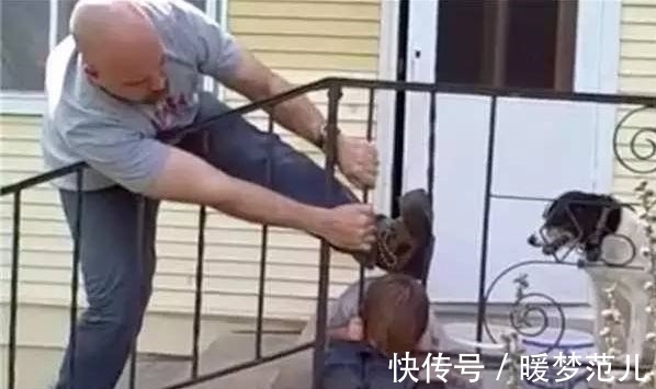 爸爸|外国小男孩头被栏杆卡住了,爸爸的处理让国人大开眼界