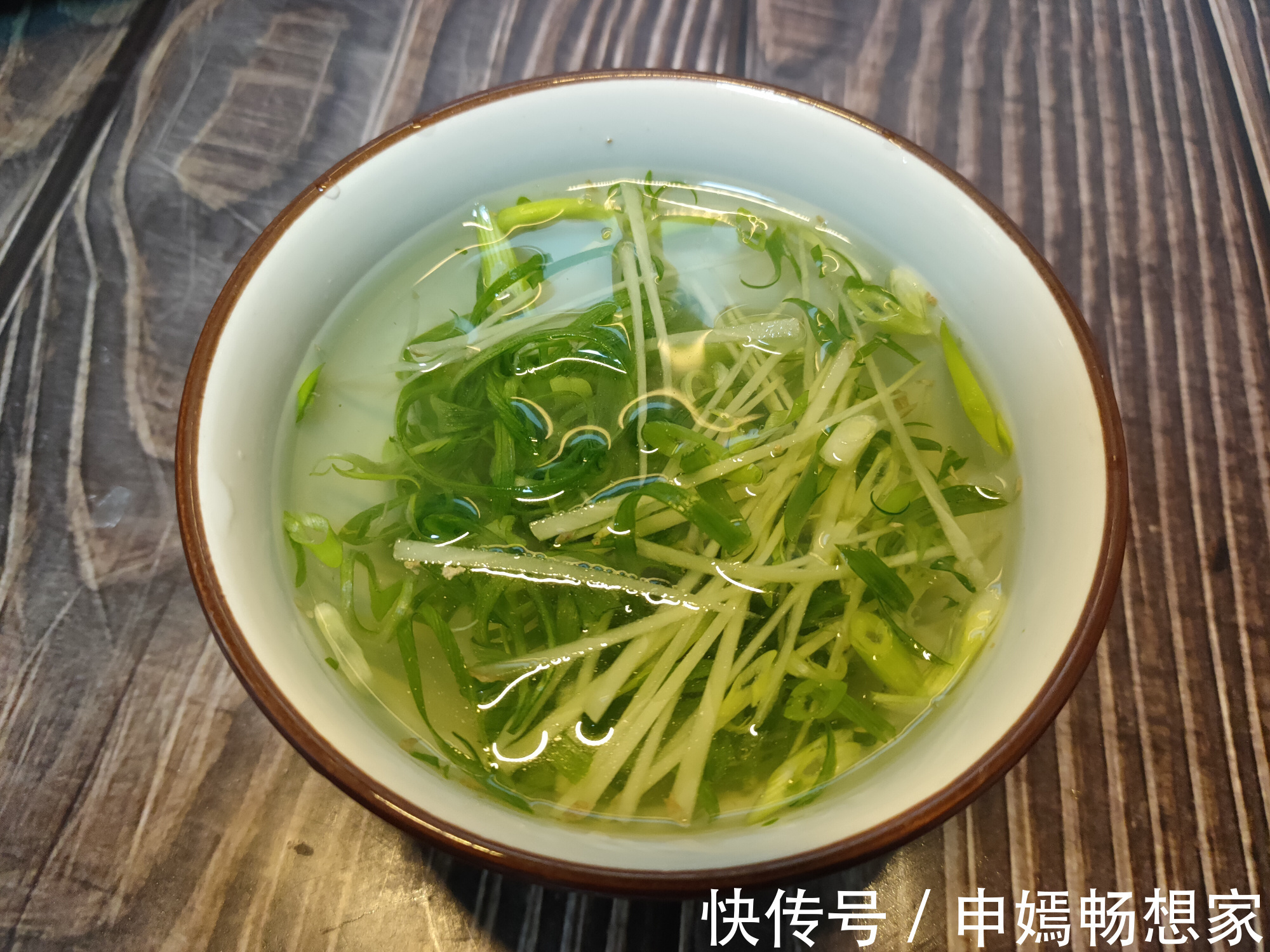 做清蒸鱼时，记住“2不放2窍门”，鱼肉鲜嫩无腥味，越吃越香