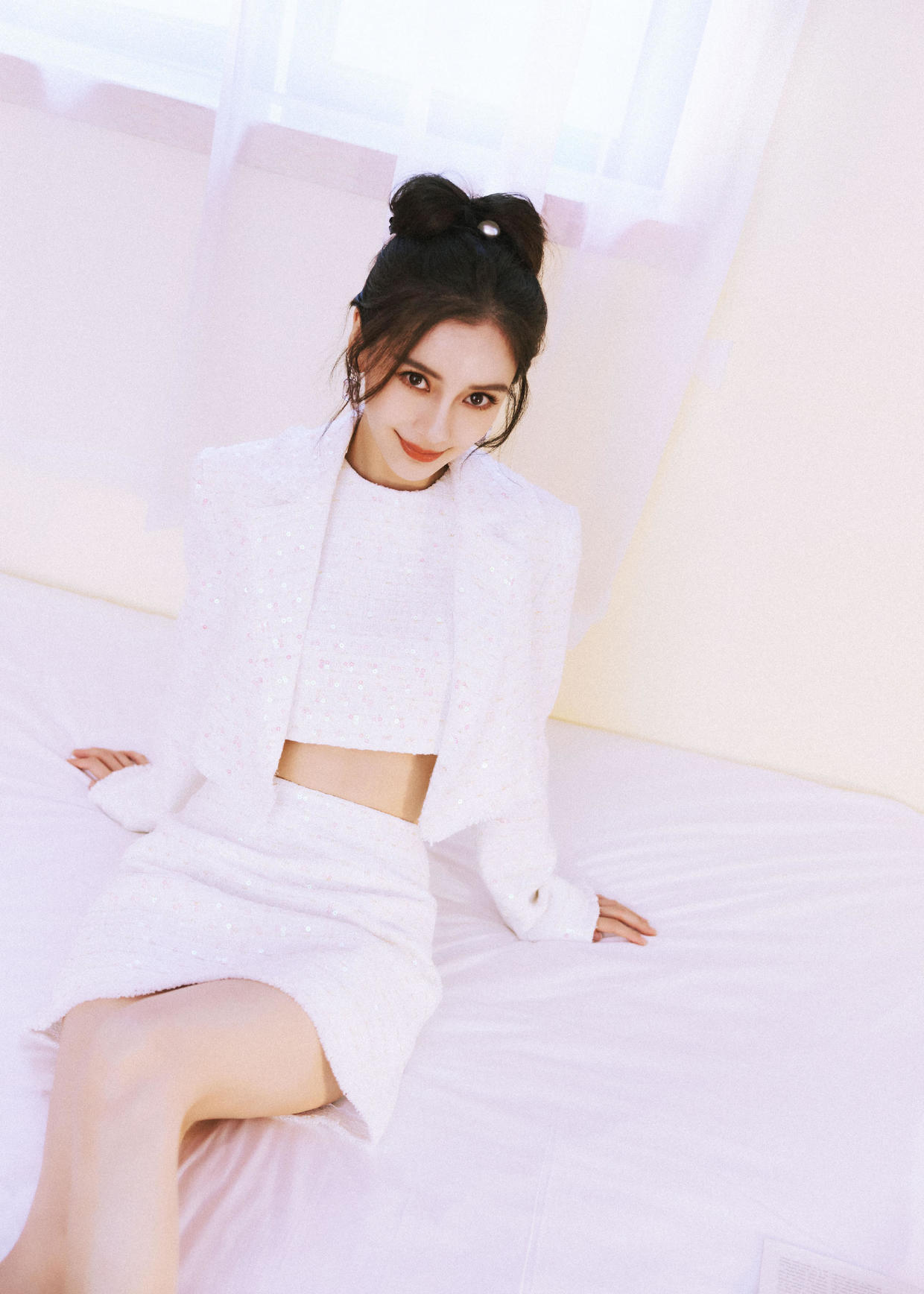 背心|Angelababy又美到我了，背心配半身裙随性低调，当妈了身材仍纤细