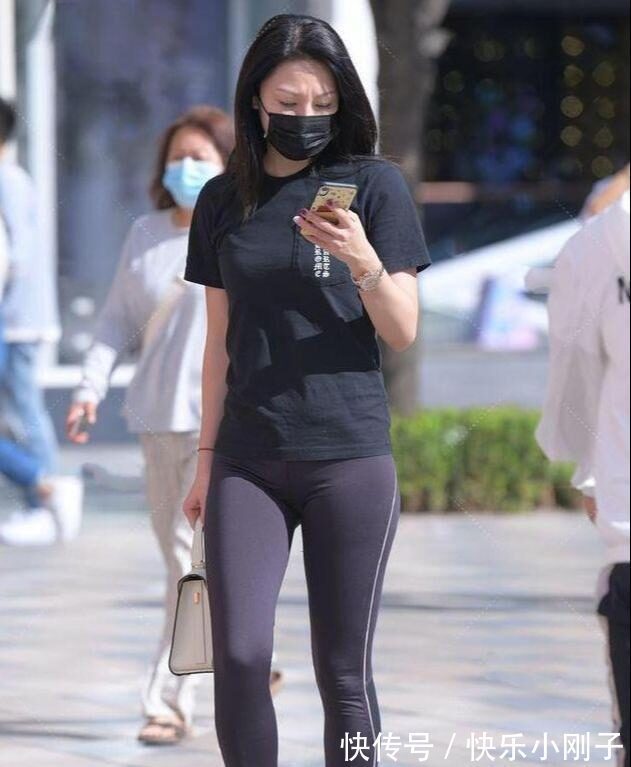 小姐姐 紧身打底裤轻盈穿搭,小姐姐穿出曼妙身姿