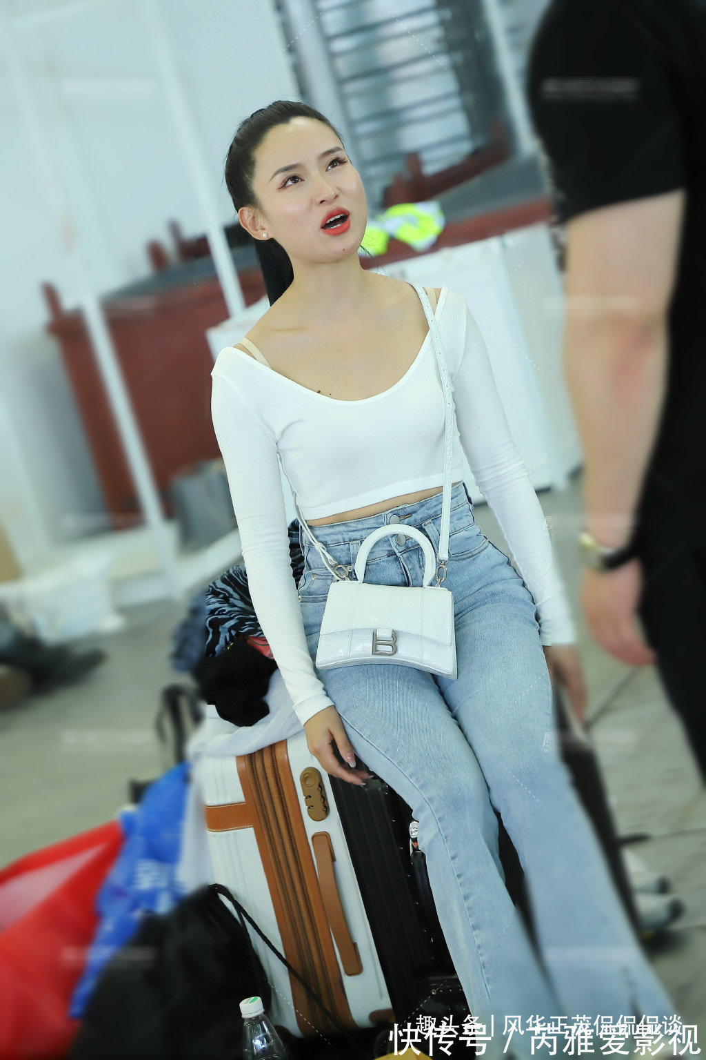 穿搭 时尚的小姐姐街头穿搭,丝滑的白色吊带裙,给人带来时尚感