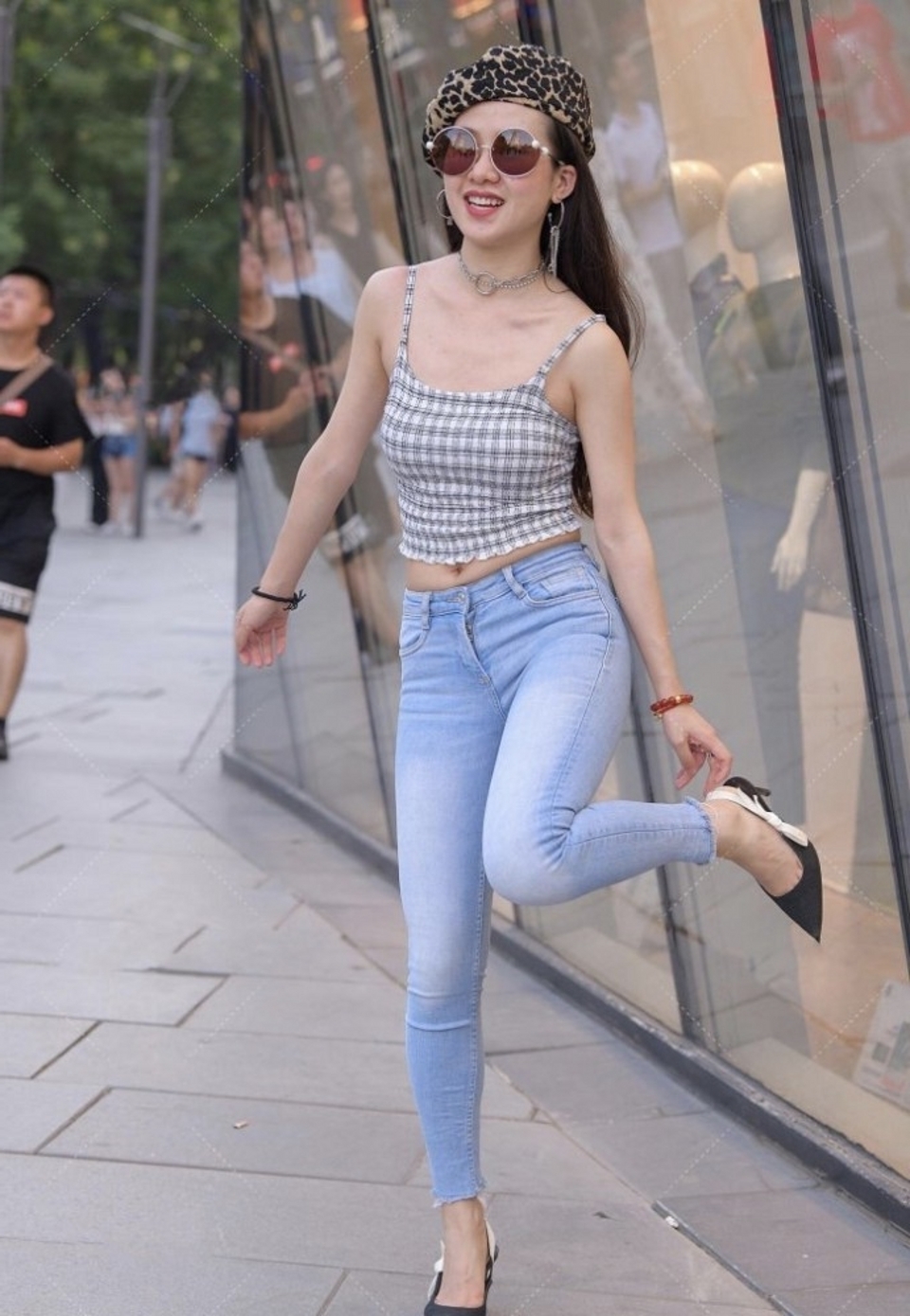 路人街拍,美女搭配衬衫以及半身裙,女人味十足