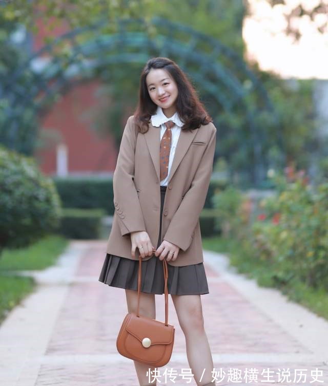 T恤 微胖女生怎么穿才好看西服外套搭配T恤和黑色短裤,显高又显瘦