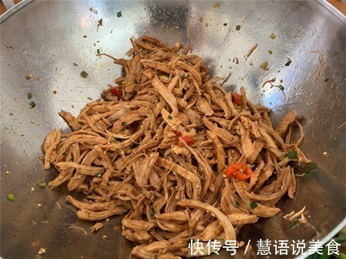 我怀孕农村婆婆来探望，我特意下厨招待，她尝过一口后决定不走了