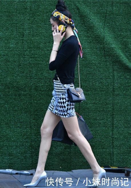 男朋友|街拍逛街美女四处张望,是想找个男朋友给你提包